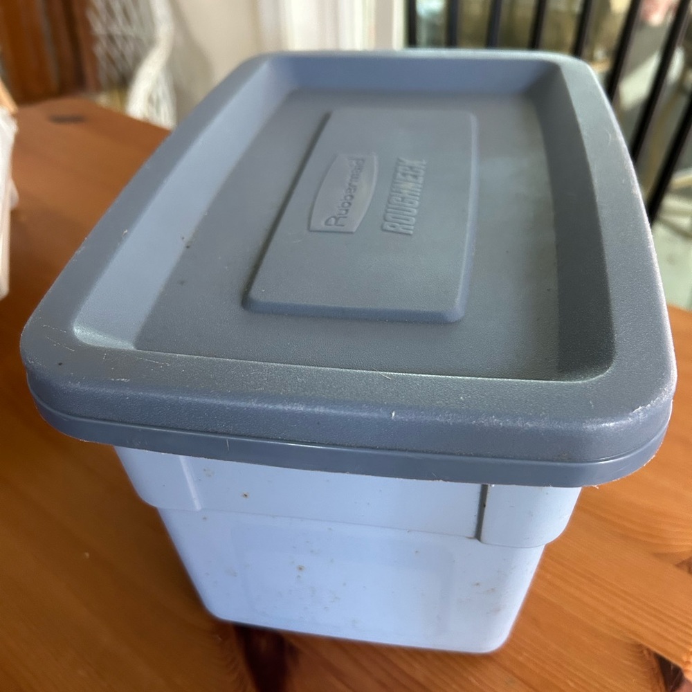 Rubbermaid Tote